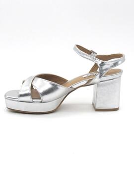 FLORA 25 CHIKA 10 SANDALIA PLATA TACON