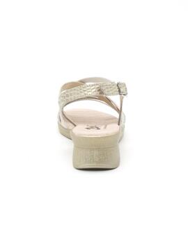 Sandalia 24 HORAS 26519 de color platino para mujer